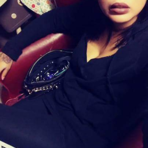 Meet your posher, Courtney. - Picture 5 of 6